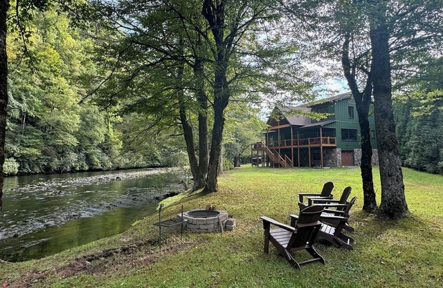 New Riverfront Retreat – Ultimate Privacy, Stunning Views, & Dog-friendly!