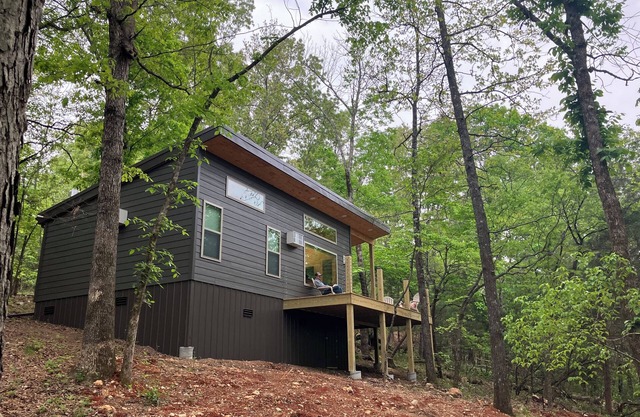 New Romantic Secluded Cabin for two in beautiful Mammoth Spring Arkansas!
