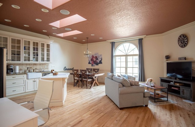 NEW* Sammy's Place! Clean, Comfy, Stylish & Peaceful - Entire East End Townhouse