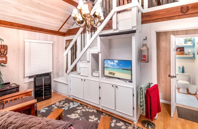 NEW! ❤️ Seldom Inn ❤️ Adorable Indian Lake Cottage w Boat Dock. OPEN YEAR ROUND!