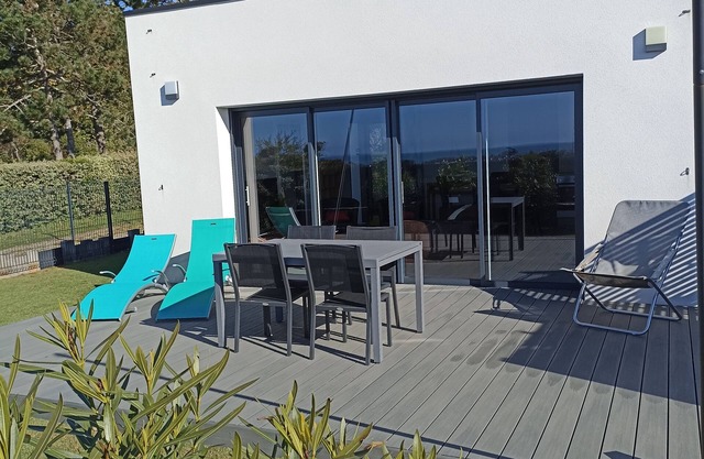New single-storey house, small sea view