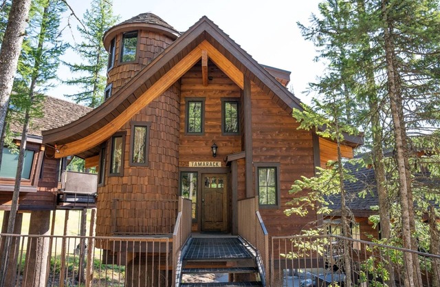 New! Slopeside Treehouse with hot tub - Ski-in-Ski-out just 30` from Slopes