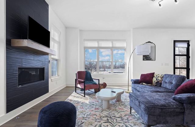 NEW Spacious 4BD house - Pool Table & Close to Downtown Indy