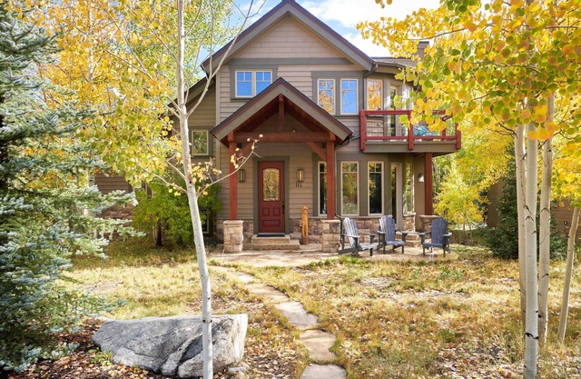 NEW Spacious bright home. Stunning Mountain Views, Close to resorts and downtown