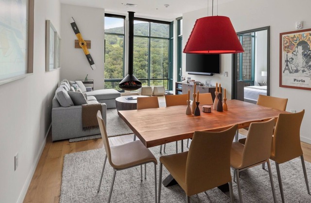 NEW SPRUCE PEAK TREE HOUSE UNIT STEPS TO THE LIFTS. WITH BIG MOUNTAIN VIEWS SLEEPS 9