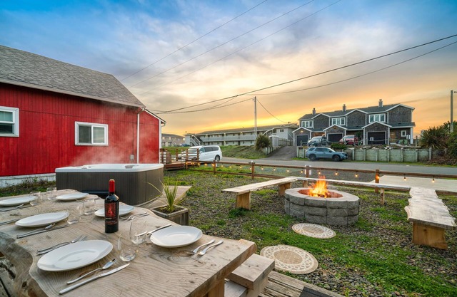 NEW Steps to Beach, Prime City Center, Firepit, Hot Tub, PS5, Pet Friendly