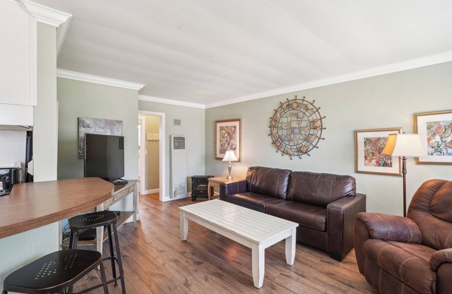 New! Steps to the Beach! Full 1 bed Condo