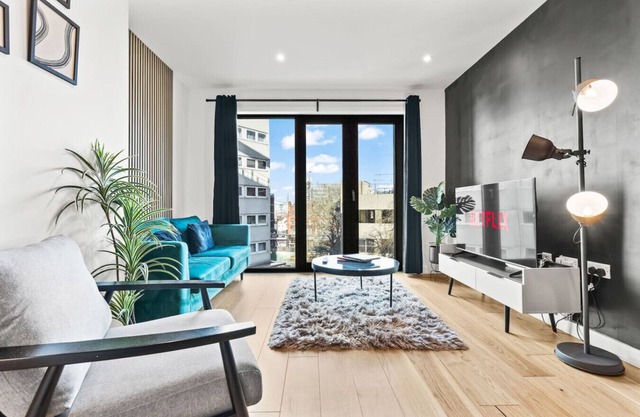 New Street Luxe Apartment | Parking | Sleeps 4