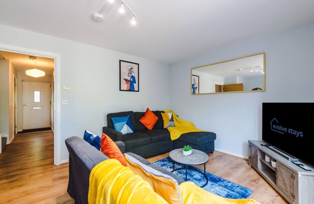 NEW! Stunning 4Bed Home, Sleeps 9, Free Parking