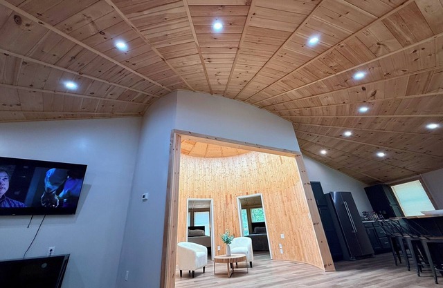 NEW! STUNNING LUXE Lakefront Treehouse! 3BR~4BA~MASSIVE Game Room & HT!