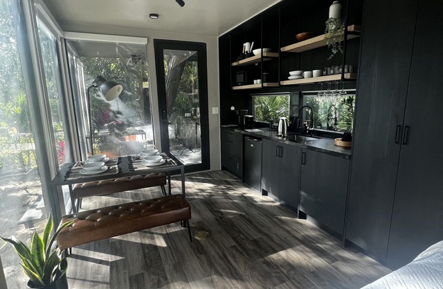 *NEW Stunning minimalist tiny home in the city! Modern and stylish!