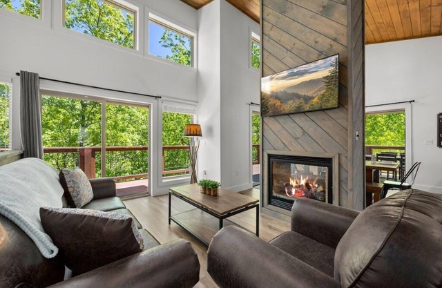 New! Stunning Mountain Views, Modern Cabin, Hot Tub, Arcade, Mins to the Smokies