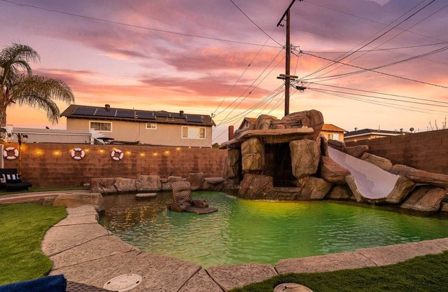 *NEW* Stunning Resort Pool/Jacuzzi House Sleeps 16