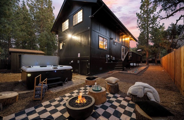 New!Stylish+HotTub+10Beds+EV+GameRm+FamilyFun+OutdoorDining+BBQ+FirePit