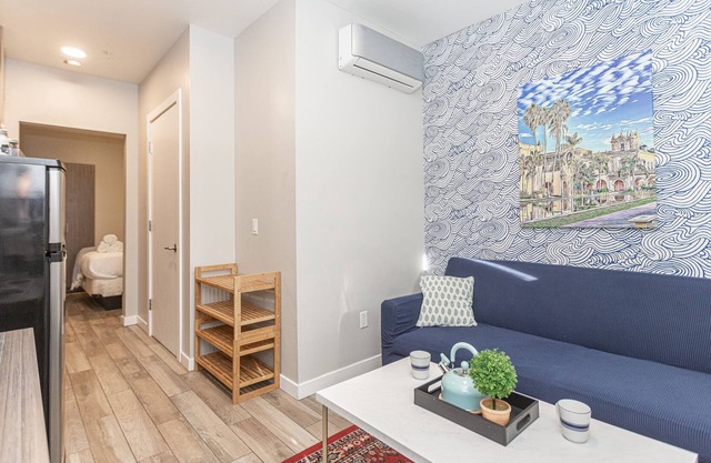 New Sunny Chic Unit 3 Blocks to All. Parking, Cable