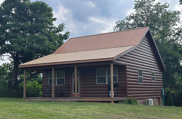 NEW- Sunset Bliss, cozy 1 bedroom, 1 loft cabin in the heart of Jonesborough