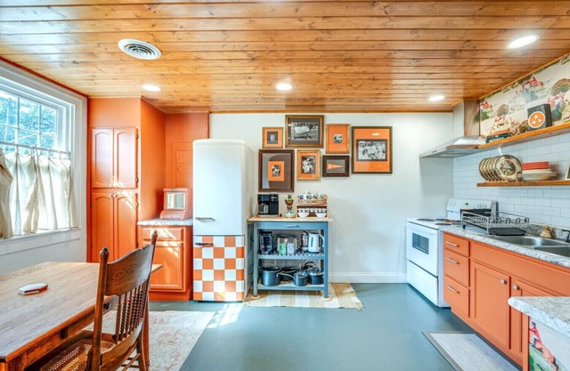 NEW The Hound - Clean, Peaceful 2-Bedroom Retreat