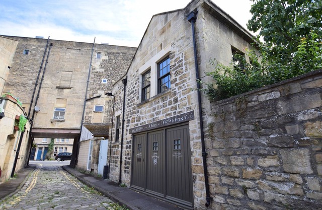 New - The Livery - Daniel Mews - a house that sleeps 4 guests in 1 bedroom