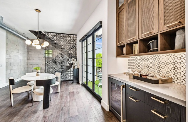 NEW The Strata Barn - Luxury Hyde Park Townhome