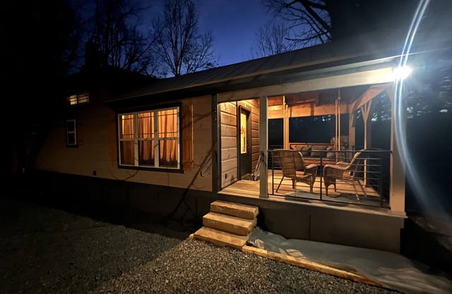 New tiny cabin located in Scaly Mountain North CarolinanNear winery!