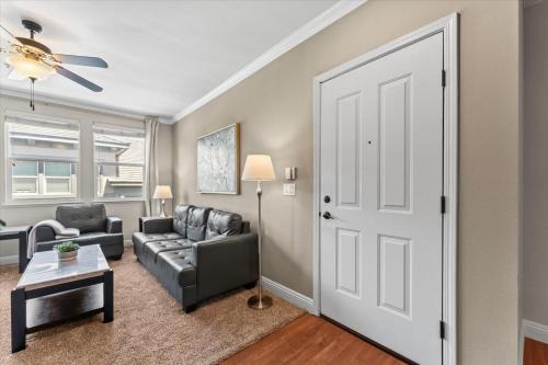 New Trendy 1BR Apartment with Heated Pool Gym & Minigolf