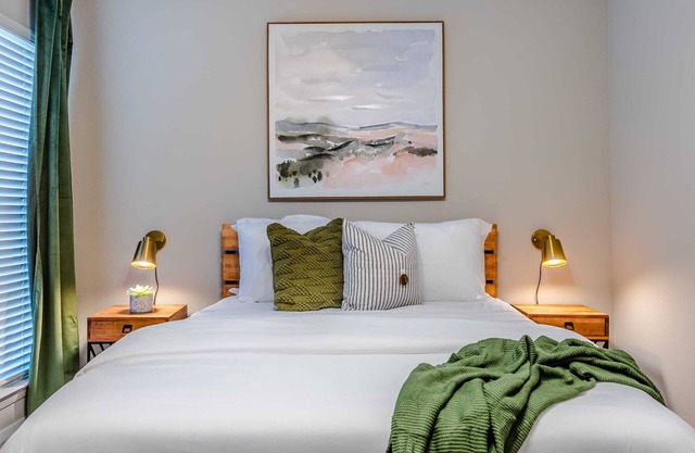 NEW! Urban Comfort | KING Bed Centrally Located