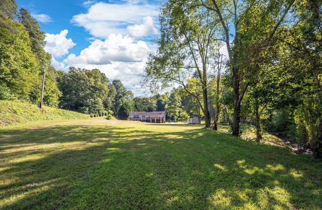 New Vacation Rental-Charming Mountain Home on 2 acres-20 mins to Downtown AVL