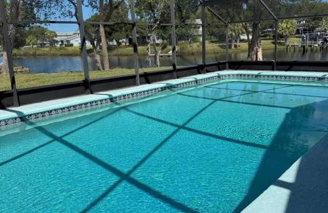 New VRBO.2025 open dates-New 4/3 with heated pool, dock, kayaks, outdoor space