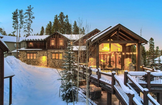 NEW Wandering Moose on Peak 10, Epic Views, Hot Tub, LOCATION!