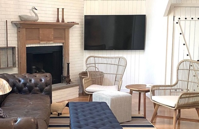 New! Wow! Classic, bright Lakehouse with separate living spaces, 1 min to beach