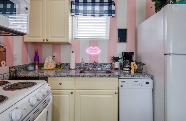 New Year's Eve modern kitchen, 4K TV, free parking near Broadway, East Nashville