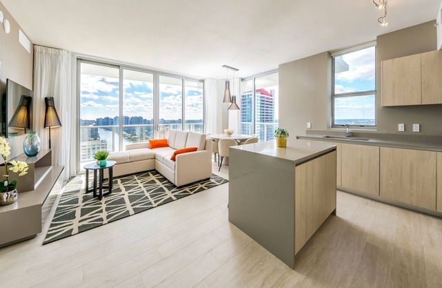 New2019 SW Corner 3BR Condo with Amazing WaterViews/Full Gourmet Kitchen SubZero&Bosch Appliances