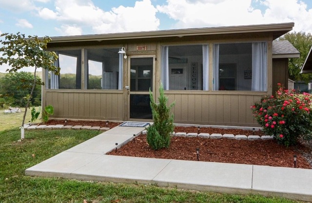 Newer 2 Bedroom 1 Bathroom House - Sleeps 5 Queen bed , triple bunk bed