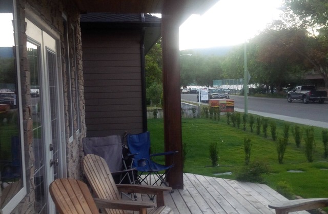 Newer 5 bedroom house less than half a block from lake, sleep 10