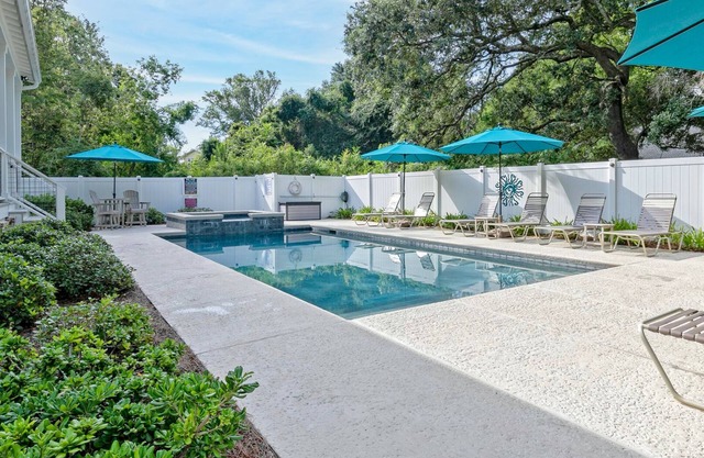 Newer Construction - Short Walk to Beach - Hot Tub/Large Pool - 16' x 32'