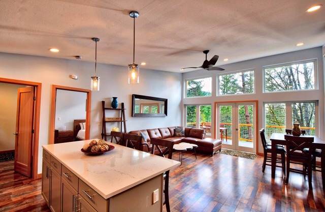 Newer Home - NW Modern w/Hot Tub near Rosario