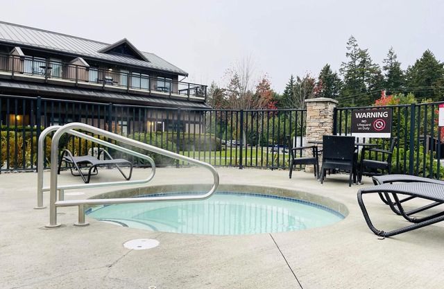 NEWER! On Oceanfront Resort Property SLEEP 6. 2 bed 3 bath. Pool. Hotub. Gym.