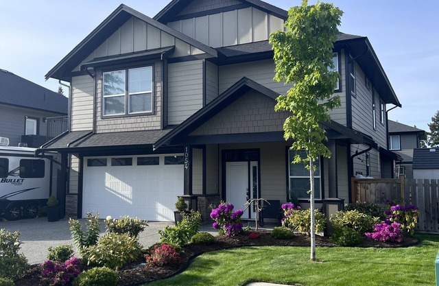 Newer private cozy 1 bdrm suite located 5 mins from all amenities.