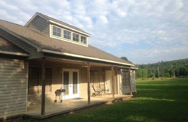 Newer, quiet, spacious country home, great for relaxing or as a travel hub