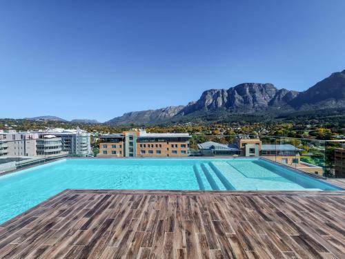 Newlands Peak Modern 1BR - Pool Gym Workspaces