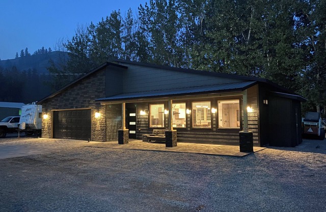 Newley built modern home. Close to lakes and down town food and restaurants.