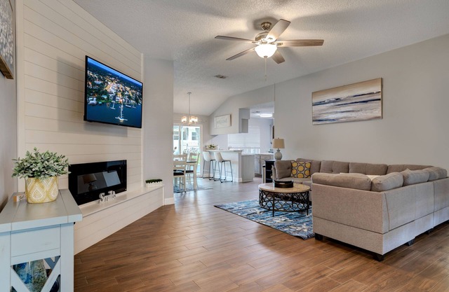 Newley Remodeled and Furnished, Cozy House 5 Minutes From Downtown!
