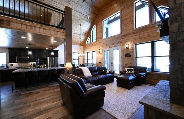 Newly Built!|5 Bed 4 Bath|Hot Tub|25 Miles to Yellowstone