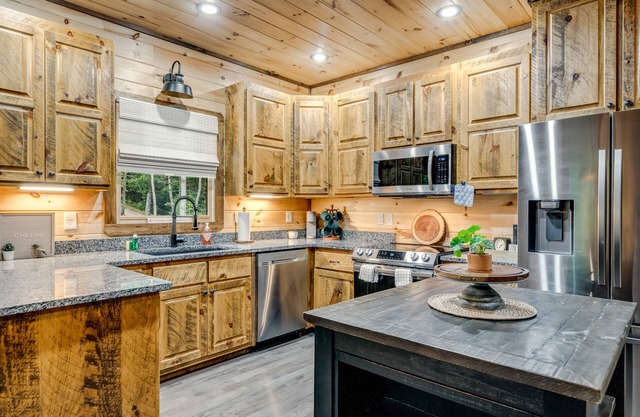 Newly-built cabin with seasonal mountain views, a private hot tub and fireplaces