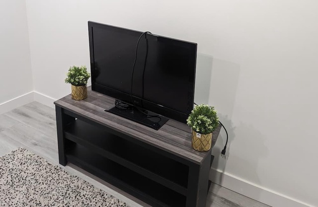 Newly built cozy 1 bed basement suite