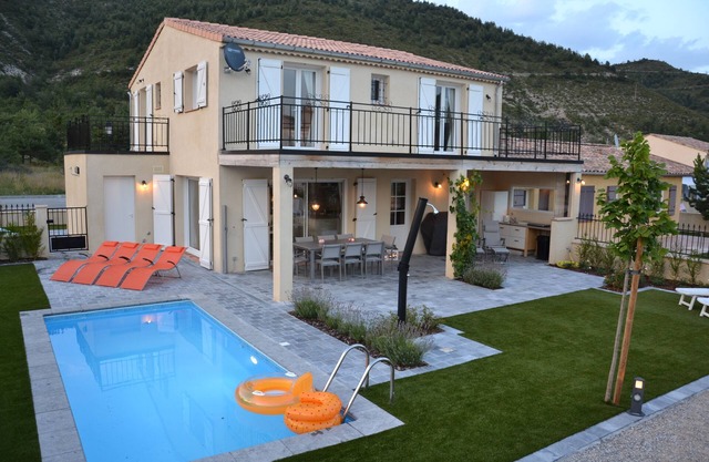 Newly built holiday home for 8 people, private swimming pool in Castellane South France