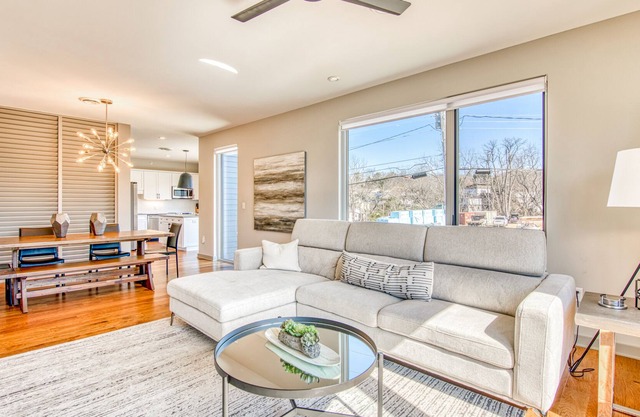 Newly built loft near downtown with WiFi, rooftop deck, gas grills & city views