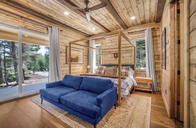 Newly Built Luxury Yellowstone Retreat:6 Acres, Fire Pit,Private Decks,Heat & AC