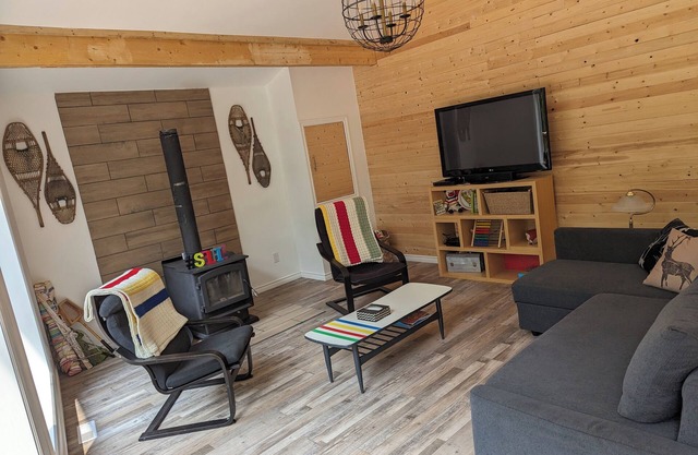 Newly built, quiet family friendly cottage 2 min walk to Lake Wpg close to Hecla