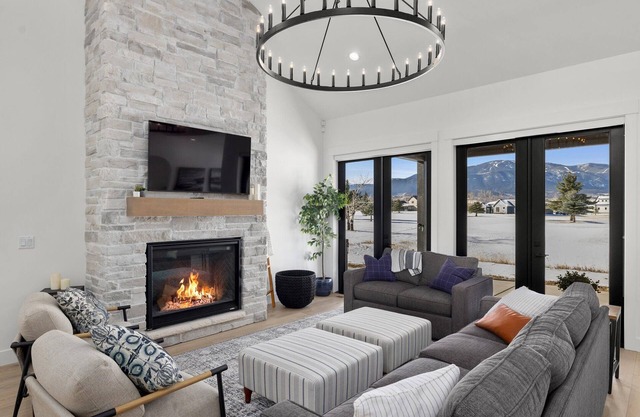Newly Constructed Beartooth View on golf course with Hot Tub!
